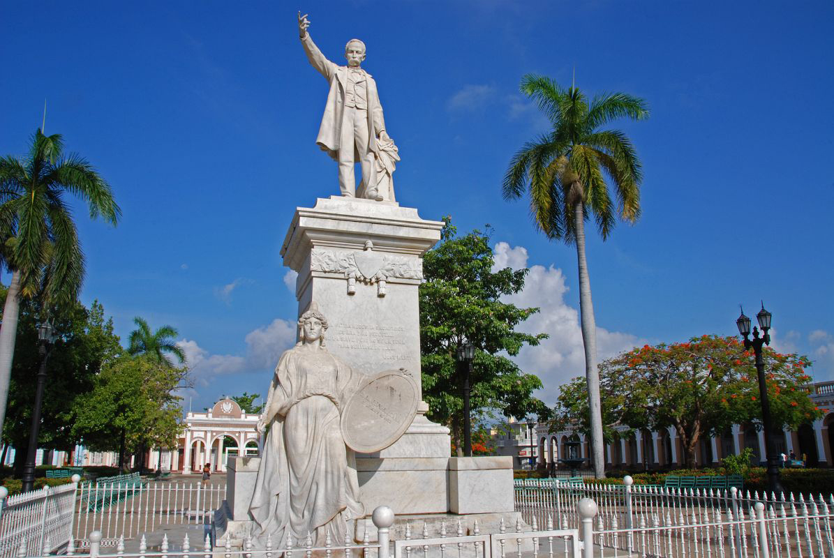 Кубинские названия. Парк Хосе Марти Сьенфуэгос. Сьенфуэгос Куба достопримечательности. Куба Жозе Марти памятник. Памятник Хосе Марти Гавана.